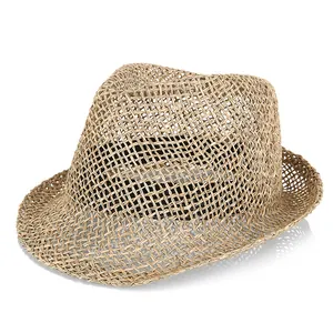 Atmungsaktiver hohler Strohhut im Fedora-Stil mit natürlicher Textur für sommerlichen Sonnenschutz