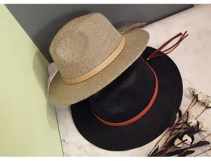 Detail von Wollfilzhüten in Beige und Schwarz mit dekorativen strukturierten Bändern
