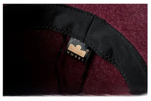 Detailansicht der Innenseite des burgunderroten Wollfilzhutes mit gewebtem WM·BBY-Label