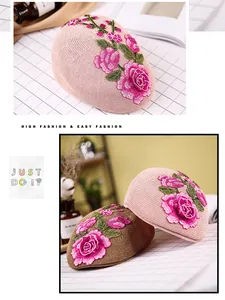 Detailaufnahme der Strick-Baskenmütze für Damen mit edler rosa Rosenbestickung