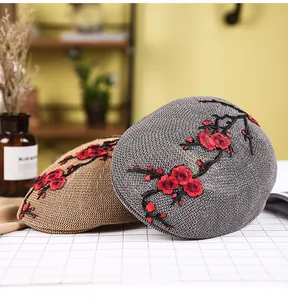 Nahaufnahme der Mesh-Baskenmütze mit Stickerei in Grau und Khaki für den Sommer