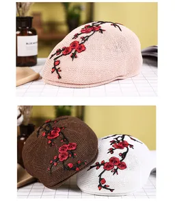 Detailansicht der Damen Baskenmütze mit Blumenstickerei und atmungsaktivem Strickgewebe