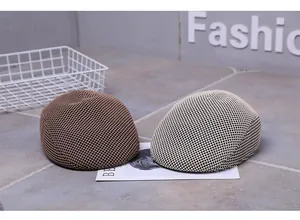 Detailansicht der Mesh-Schirmmützen in Braun und Beige mit atmungsaktivem Gewebe