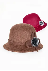 Détail de la texture en poil de vison et nœud décoratif sur chapeaux d'hiver élégants