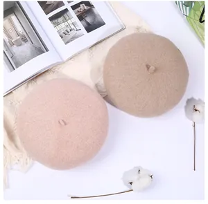 Flachbild-Ansicht von Wollmisch-Baskenmützen in Rosa und Beige auf stylischem Hintergrund