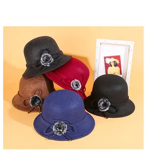 Détail de chapeaux cloches en laine pour l'hiver avec nœuds et pompons en peluche
