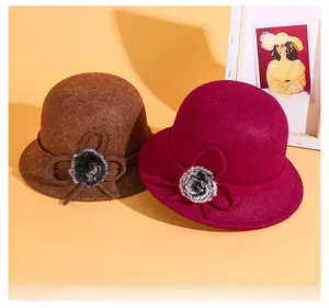 Gros plan de chapeaux cloche en laine d'hiver avec fleurs et détails en fausse fourrure