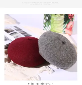 Detailaufnahme burgunderfarbener und grauer Wollbarette mit klassischem Stiel