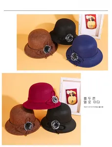 Détail du chapeau cloche pour femme avec nœud en feutre et pompon en peluche