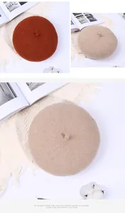 Detailansicht der Woll-Baskenmütze in Karamell und Beige mit weicher matter Struktur