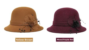 Dettaglio di cappelli cloche in lana con fiori, pompon e perline in due colori diversi
