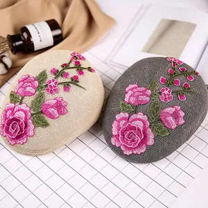 Atmungsaktive gewebte Baskenmützen für Damen mit eleganter Rosenstickerei in zwei Farben