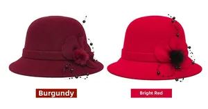 Dettaglio di cappelli cloche in feltro con fiori decorativi e perline in rosso e rosso misto