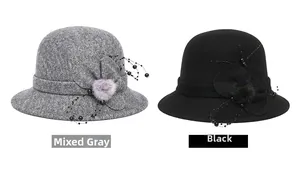 Dettaglio cappello cloche in lana con fiore, pompon di peluche e perline decorative