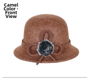 Vue de face du chapeau cloche en laine camel avec nœud décoratif et pompon en fourrure