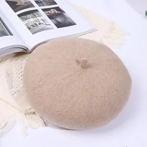 Schicke beige Wollbaske für Damen im minimalistischen japanischen Stil für Herbst und Winter