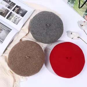 Wollbaskenmützen in Grau, Karamell und Rot, stylische Winter-Künstlermützen für Damen