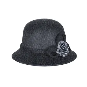 Chapeau cloche élégant en feutre de laine gris foncé avec nœud et fleur en fausse fourrure