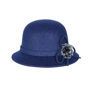 Chapeau cloche classique en laine bleu marine avec nœud latéral et pompon en fourrure
