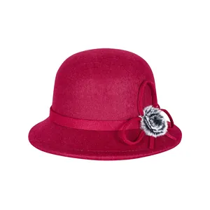 Chapeau cloche élégant en feutre de laine rose rouge avec ruban et détail de pompon doux