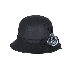Chapeau cloche noir classique pour femme avec nœud et détail de pompon en fausse fourrure