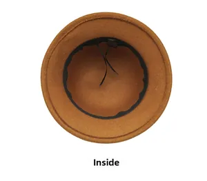 Dettaglio dell'interno del cappello invernale con coulisse regolabile e fascia