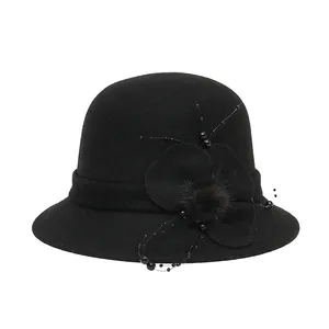 Elegante cappello cloche in lana nera da donna con decoro floreale e perline