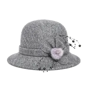 Elegante cappello a cloche in feltro di lana grigia da donna con grande decorazione floreale