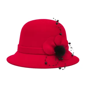 Elegante cappello cloche in lana rossa da donna con fiore 3D e dettagli in ecopelliccia