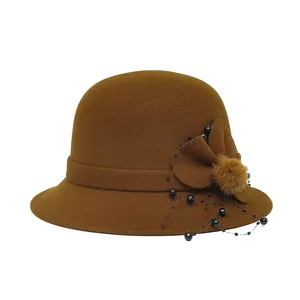 Elegante cappello cloche in lana caramello da donna con fiocco e decorazioni di perle
