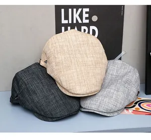 Detalle de gorras de lino con hebillas metálicas ajustables en color gris y beige suave