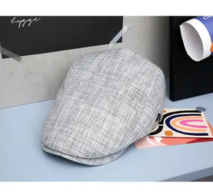 Detalle de gorra ivy de algodón y lino gris claro con textura de tela de calidad