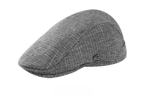 Détail de la casquette gavroche en lin gris avec tissu texturé et logo R métallique
