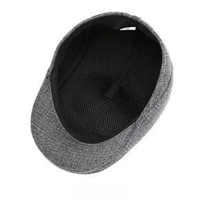 Détail de la casquette plate montrant la doublure en maille noire et le bandeau M