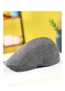 Détail de la texture en lin gris et du logo R en métal argenté sur la casquette plate