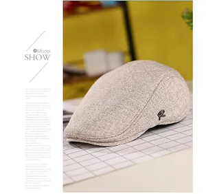 Détail d'une casquette gavroche en lin marron clair avec petit logo R métallique sur le côté