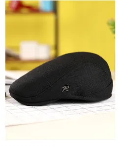 Détail du béret en coton et lin noir avec un emblème métallique lettre R sur le côté