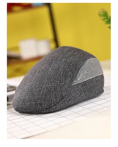 Détail d'une casquette en lin gris avec empiècements en maille respirante pour l'été