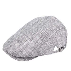 Gorra plana de lino gris claro ajustable con textura tejida y hebilla metálica lateral