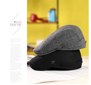Vue détaillée de bérets en coton et lin avec logo R en métal et texture respirante