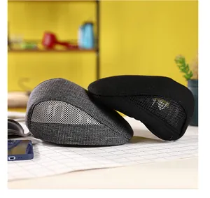 Détail de casquettes plates légères en coton et lin avec maille latérale respirante