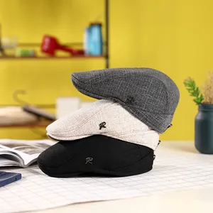Casquettes gavroche en coton et lin en gris foncé, beige et noir avec logo R métallique