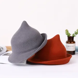 Detalle de los sombreros de fieltro de lana con orejas de gato en gris claro y rojo óxido