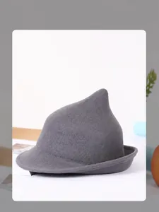 Detalle de sombrero de mago en lana gris con textura de fieltro y ala curvada
