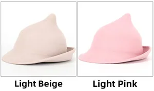 Detalle de los sombreros de bruja en fieltro de lana en colores beige claro y rosa claro