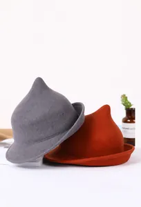 Primer plano de sombreros de bruja de fieltro de lana en gris y óxido con ala curvada