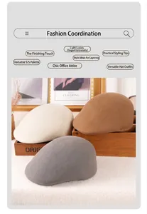 Bérets classiques en laine en beige, marron et gris sur un fond en bois rustique