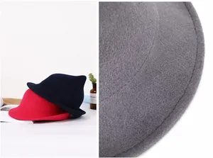 Detalle del sombrero de fieltro de lana con orejas de gato mostrando costuras y la textura