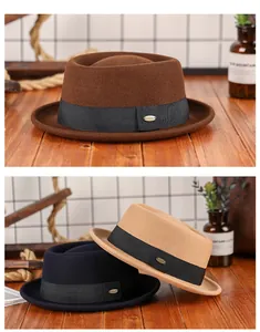 Détail de chapeaux Pork Pie en laine avec ruban noir et boucle métallique élégante
