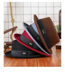 Détails de chapeaux fedora en laine de diverses couleurs avec ruban et boucle dorée